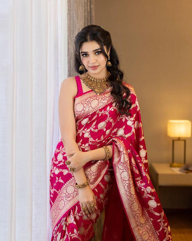 PURE BANARASI Silk Saree, Exuding Regal Charm With Its Rich Pallu - Image 5