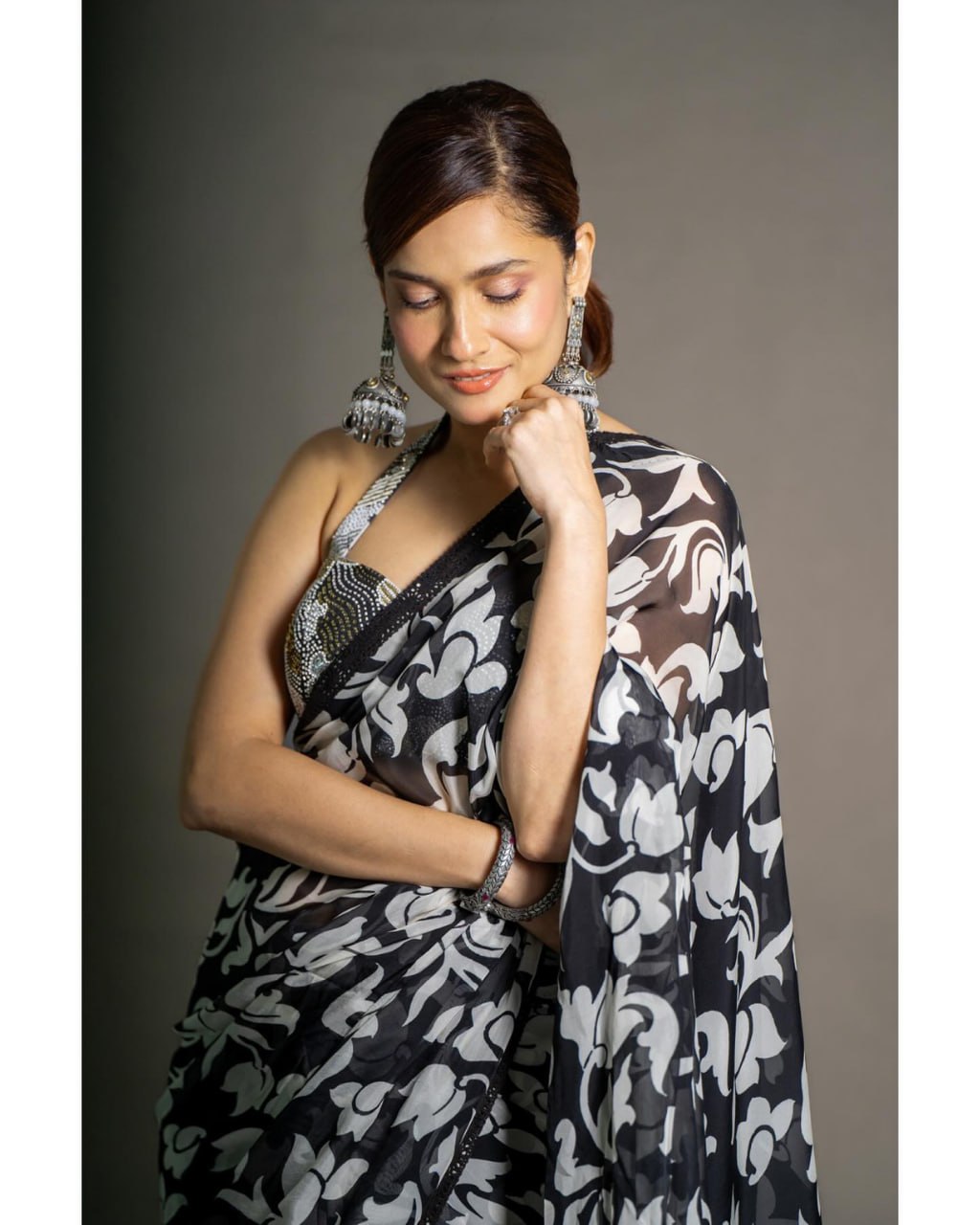 Premium georgette saree
work digital print saree with black sparkle lace border on saree - Image 4