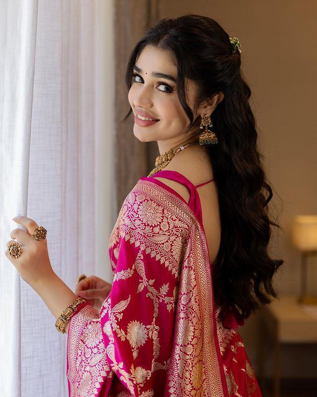PURE BANARASI Silk Saree, Exuding Regal Charm With Its Rich Pallu - Image 7