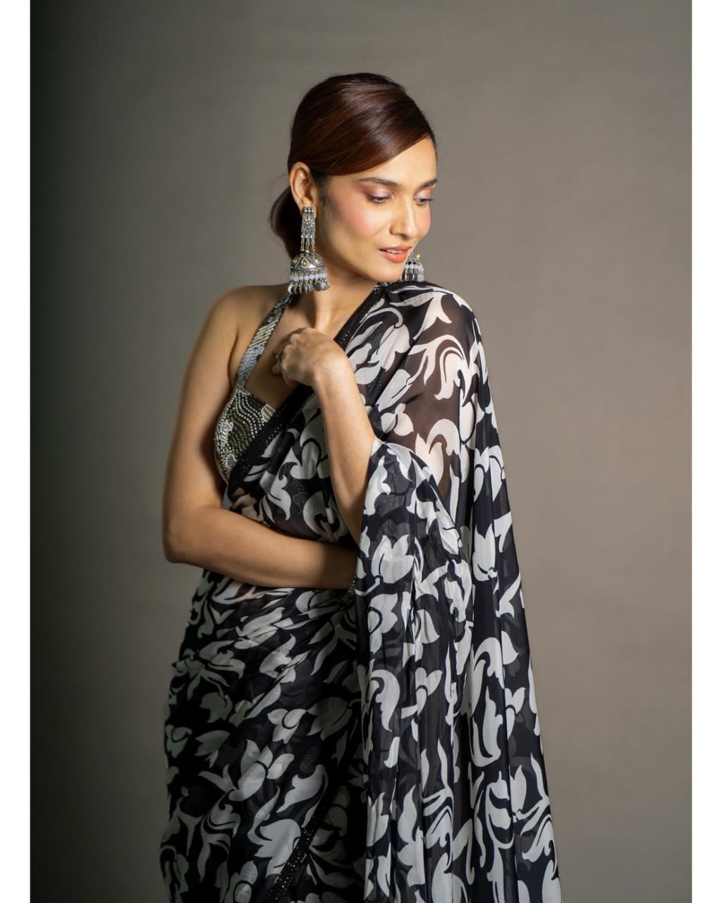 Premium georgette saree
work digital print saree with black sparkle lace border on saree - Image 8