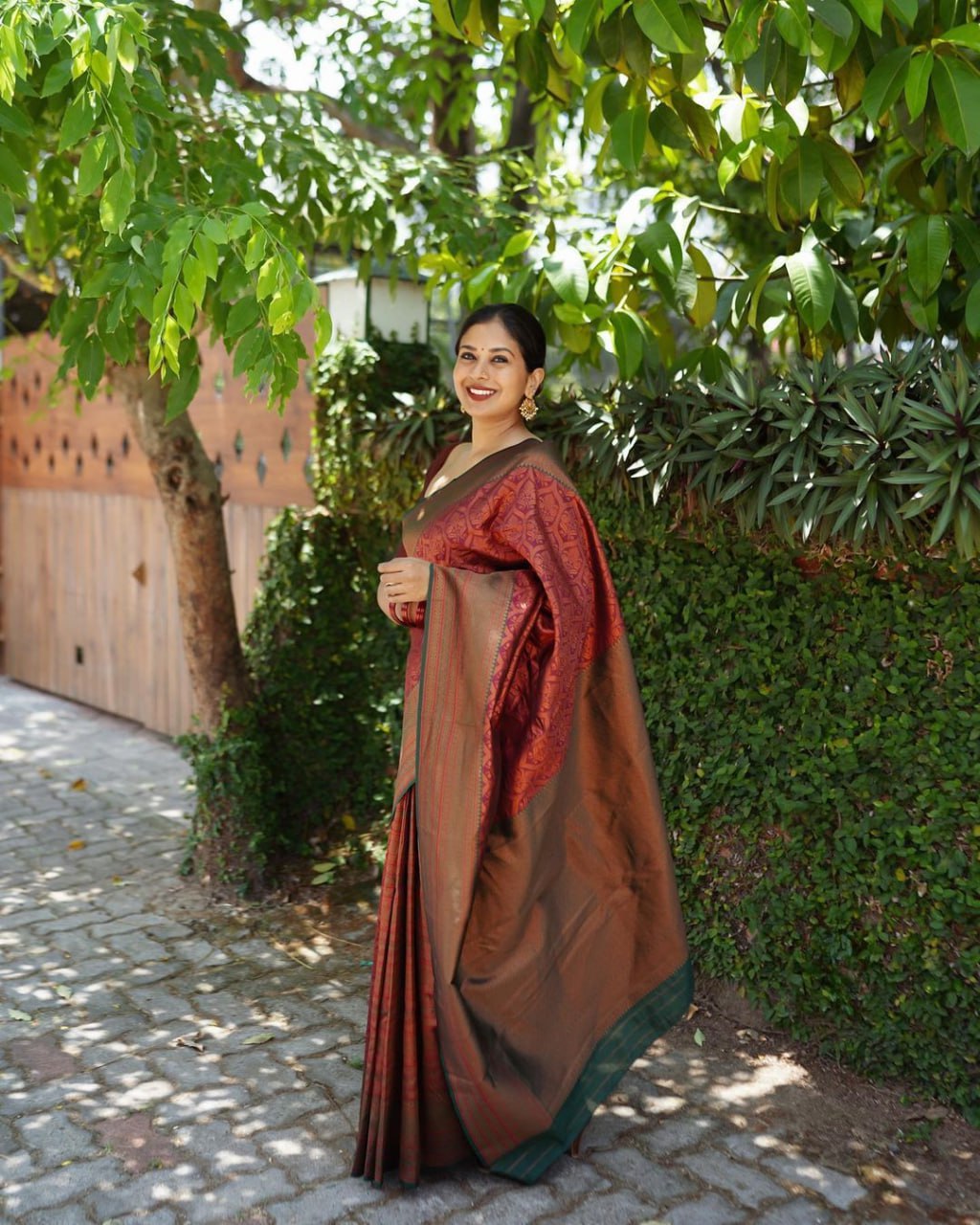 PURE BANARASI Silk Saree, Exuding Regal Charm With Its Rich Pallu And Intricate Brocade Blouse - Image 3