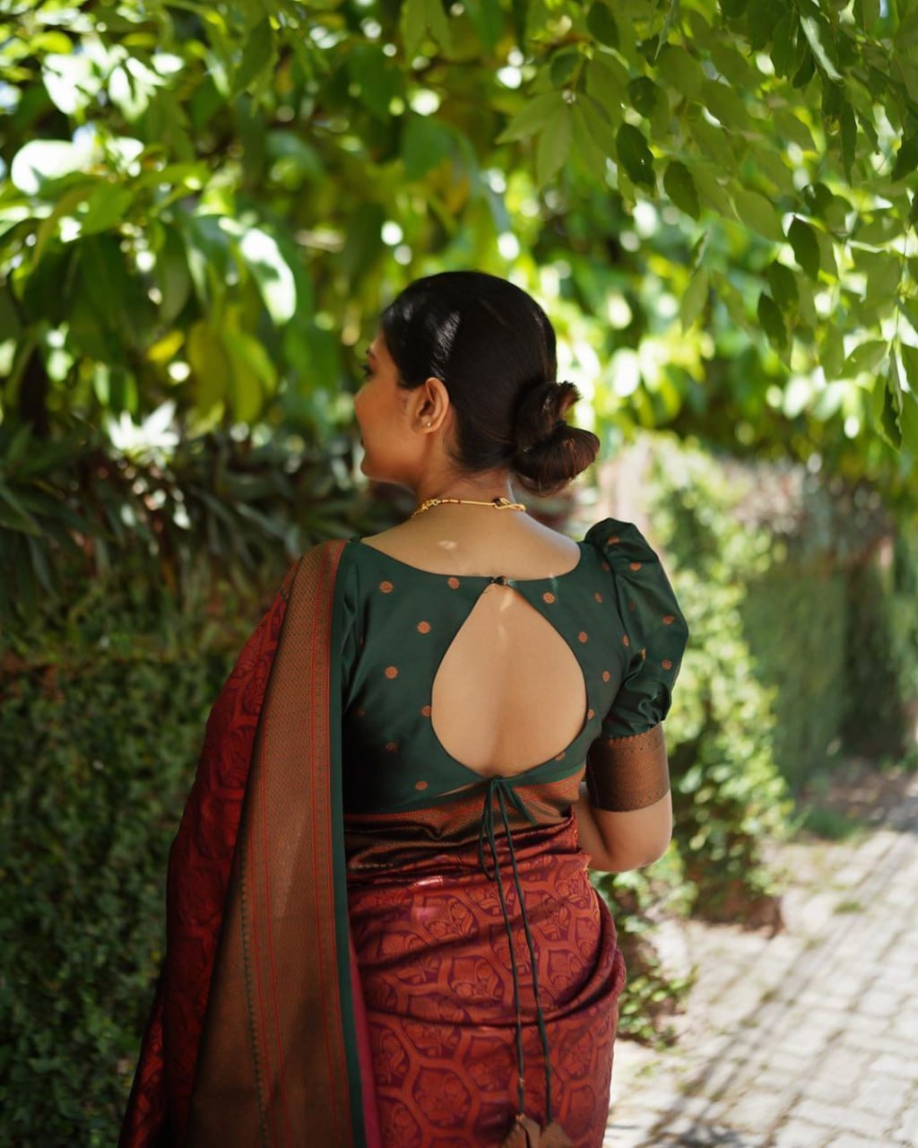 PURE BANARASI Silk Saree, Exuding Regal Charm With Its Rich Pallu And Intricate Brocade Blouse - Image 2