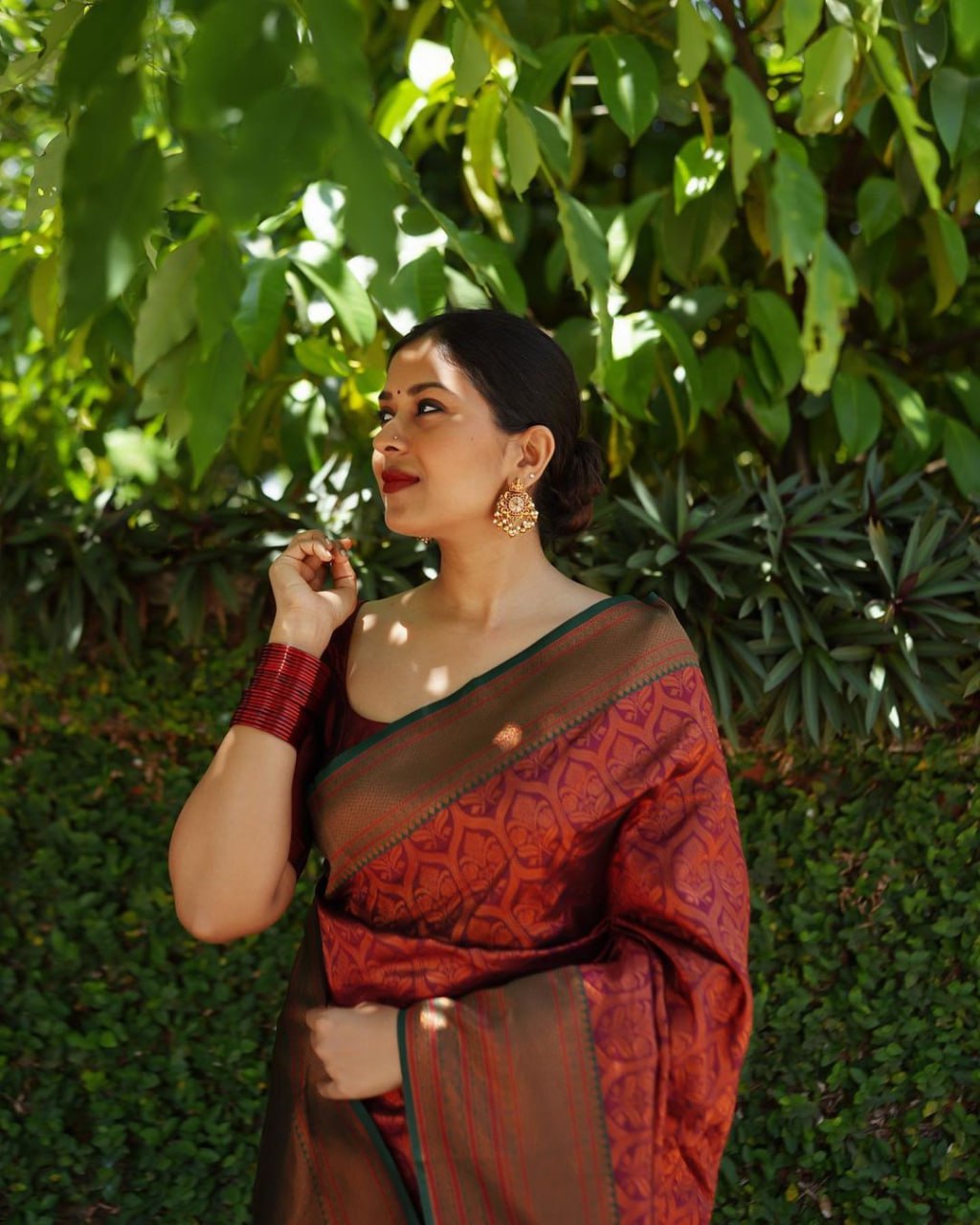 PURE BANARASI Silk Saree, Exuding Regal Charm With Its Rich Pallu And Intricate Brocade Blouse - Image 5