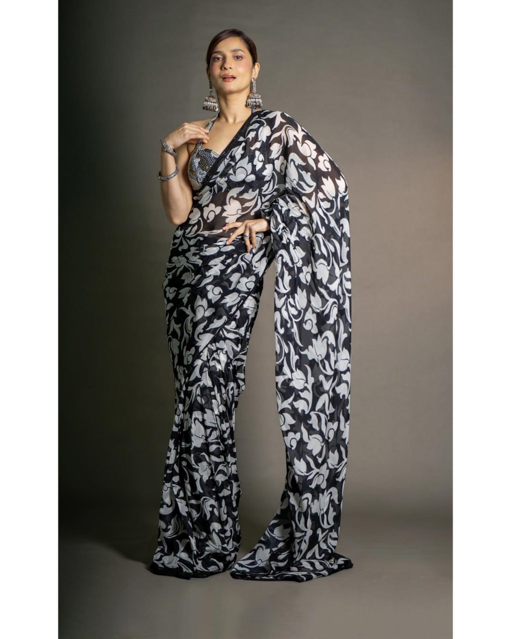 Premium georgette saree
work digital print saree with black sparkle lace border on saree - Image 6