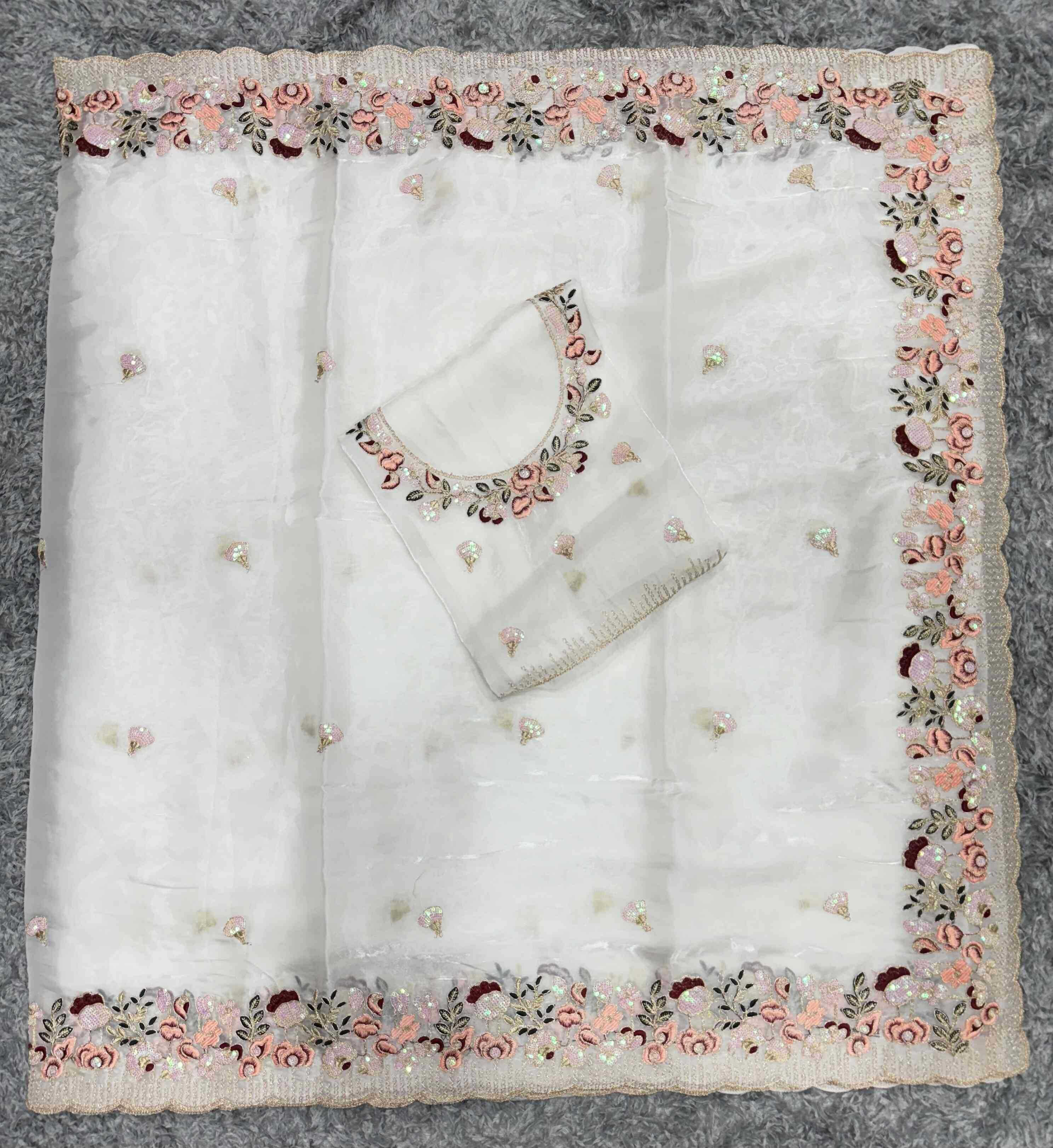 Heavy Jimi Choo
WORK Cording and sequins embroidery work
BLOUSE